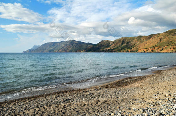 海边有沙滩和小山