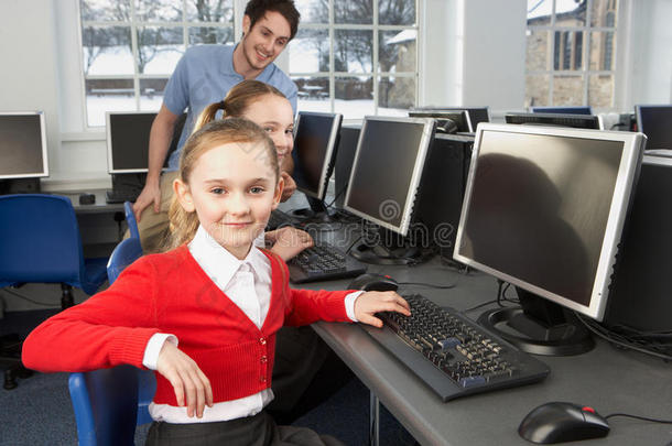 在学校课堂上使用电脑的女孩