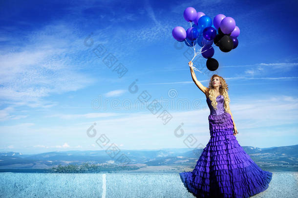 穿<strong>紫色连衣裙</strong>的漂亮女孩，带着气球