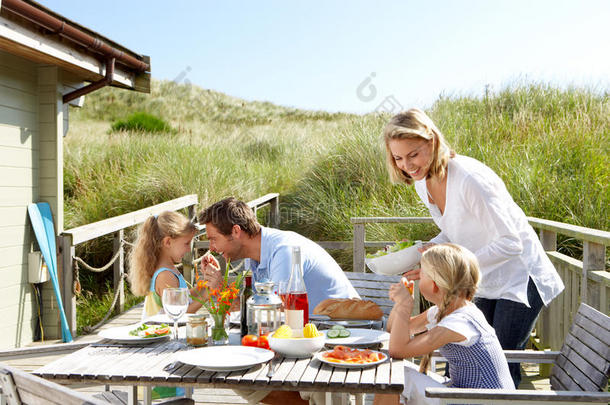 度假一家人在户外吃饭
