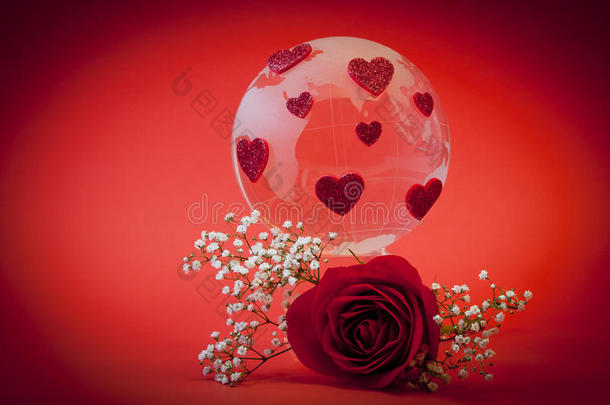 爱的星球。红心玻璃球。