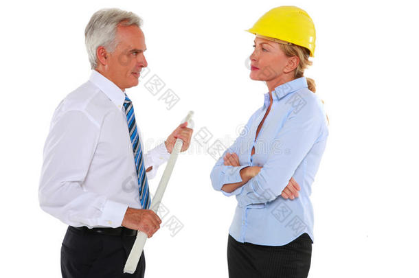 有计划的男人和带安全帽的女建筑师