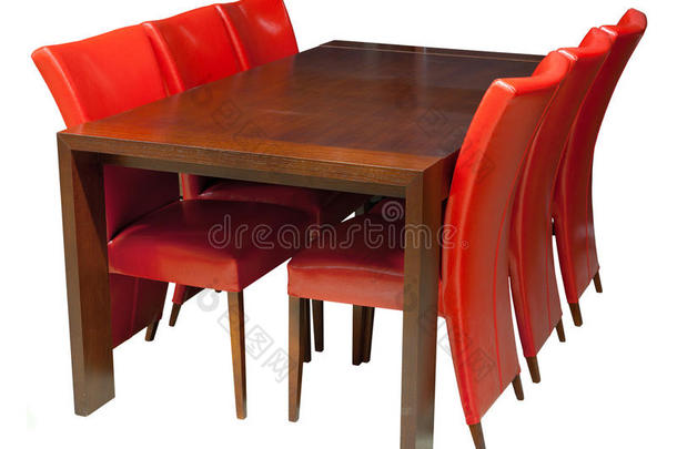 <strong>一桌</strong>六把红色椅子