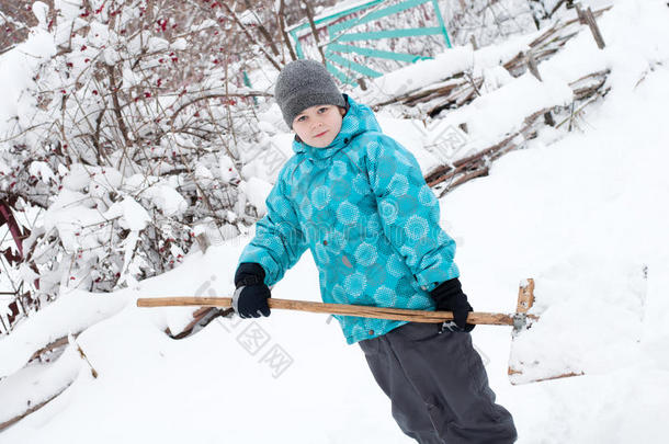 拿着木<strong>铲除</strong>雪的男孩