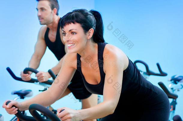 固定旋转自行车健身女孩在健身房