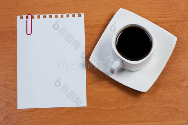 有回形针和咖啡杯的单张纸。
