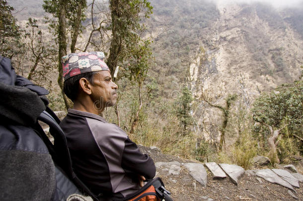 尼泊尔导游在去abc的路上休息