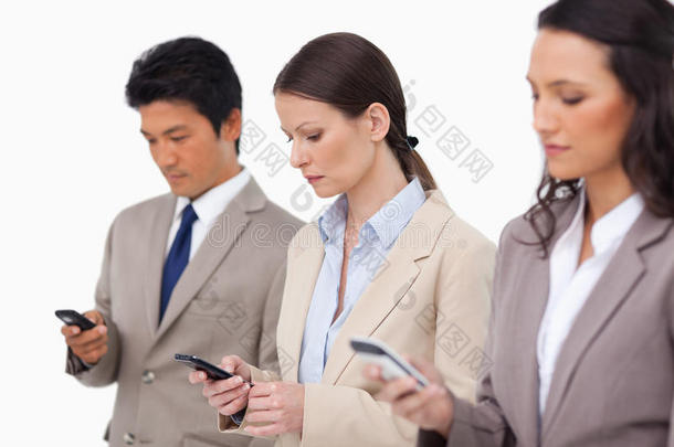 <strong>销售团队</strong>正在查看他们的手机