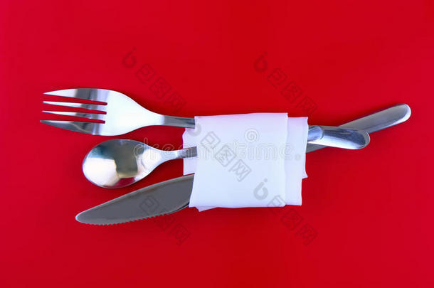 桌子上有红色背景上的刀，<strong>勺子</strong>，<strong>叉子</strong>。