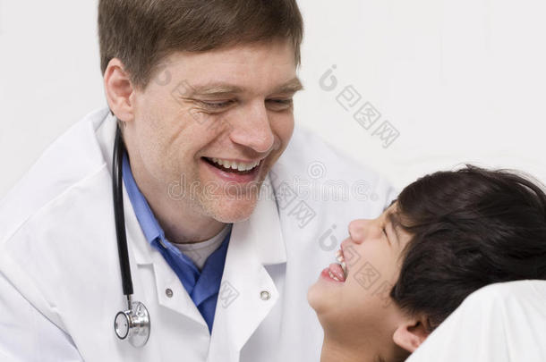 医生和小男孩在医院里大笑
