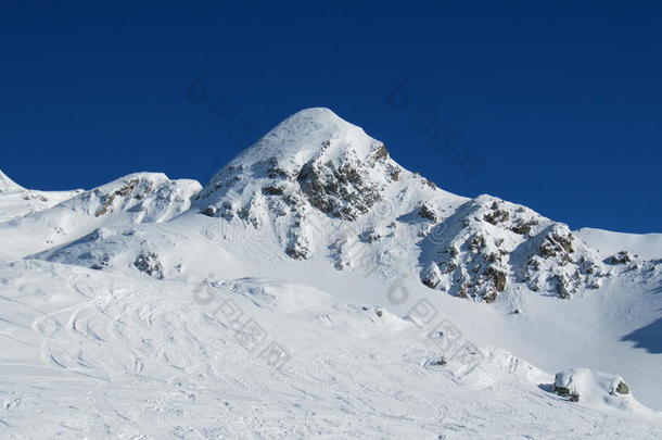 白雪覆盖的高山风光