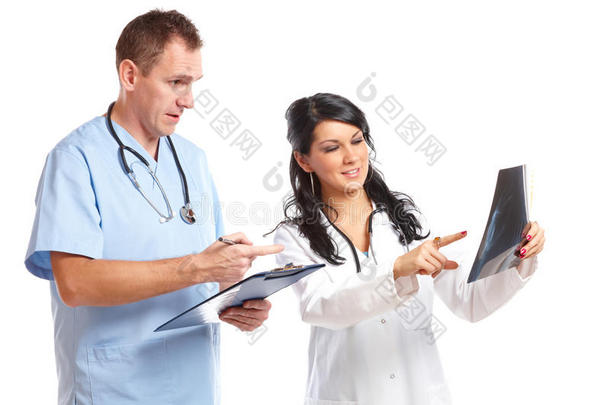 两个医生在看<strong>病人</strong>的x光片