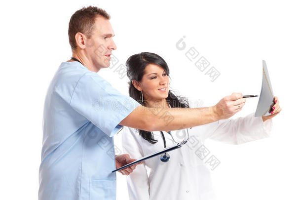 两个医生在看<strong>病人</strong>的x光片