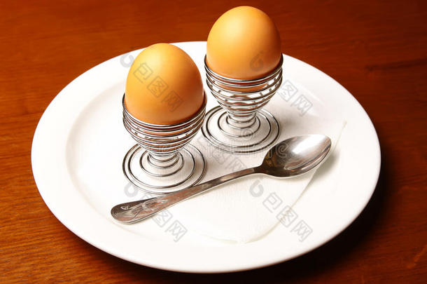 用勺子在白盘子里煮鸡蛋