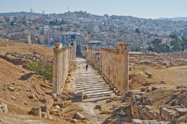 罗马柱廊和现代杰拉什，约旦