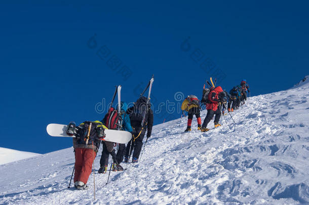 带滑雪板和滑雪板的登山队
