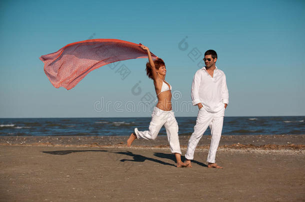 沙滩上幸福的情侣围巾风