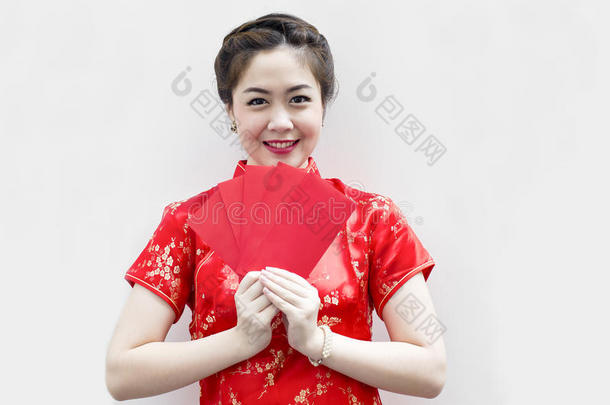 漂亮的中国女人拿着红包