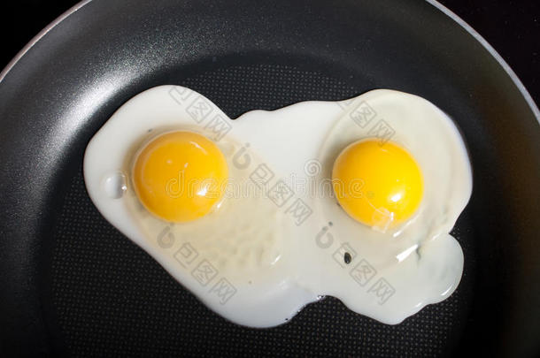 在煎锅里煮鸡蛋