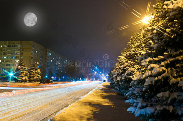 小镇上的夜雪路