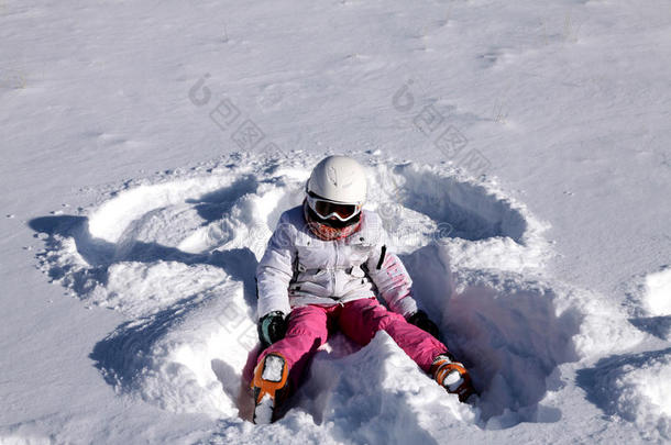 女孩躺在雪地上。<strong>雪天</strong>使