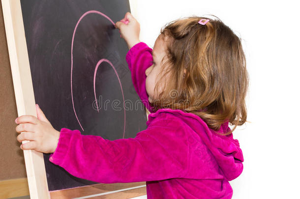 小女孩在黑板上写字