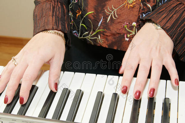 弹钢琴的女人的手