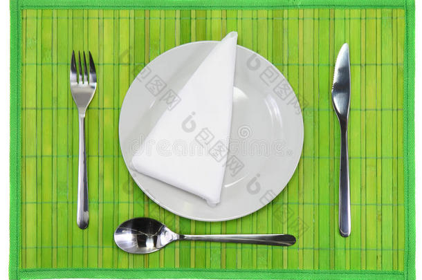 绿色背景上的<strong>餐刀</strong>、勺子、叉子。
