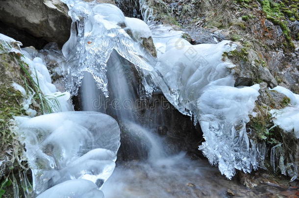 冬天的瀑布，冰冻的瀑布，冰冻的秋天