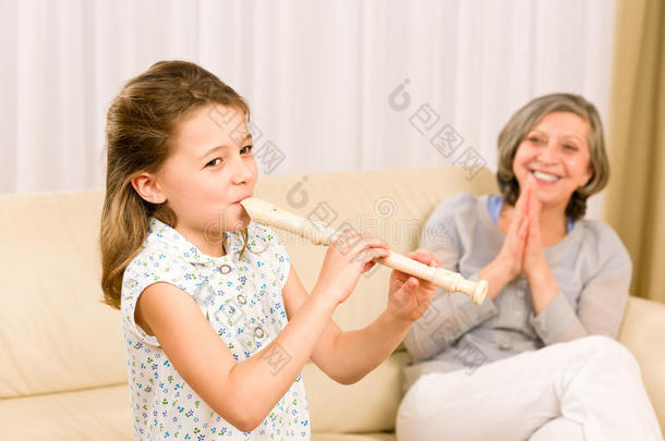 小女孩和骄傲的祖母吹笛子