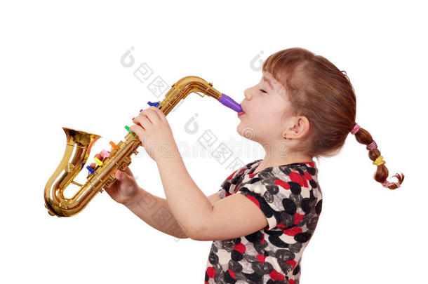 小女孩吹萨克斯管