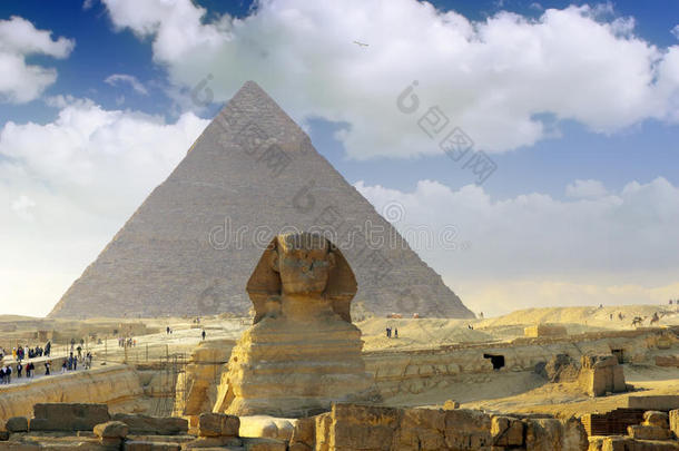 胡夫法老金字塔和狮身人面像。