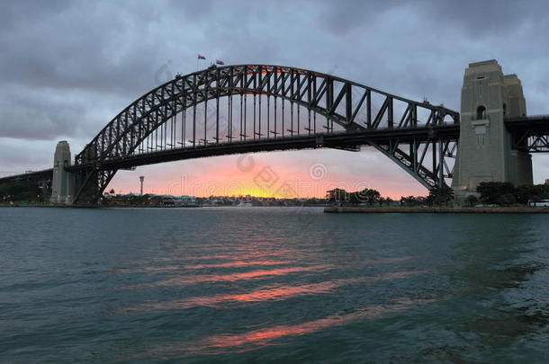 夕阳下的<strong>悉尼海港大桥</strong>