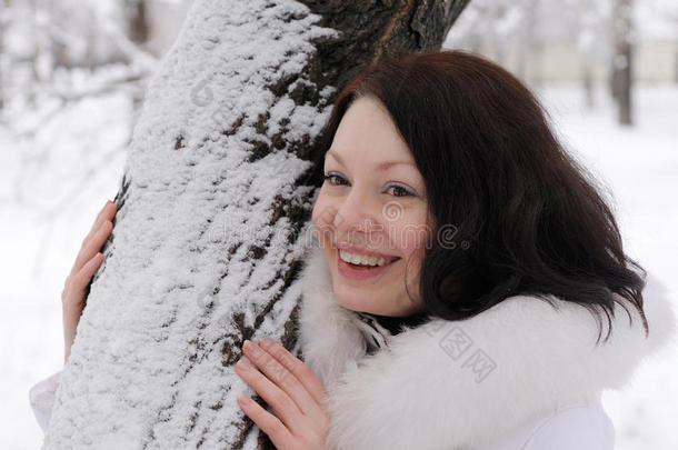 白衣少女在树上的画像