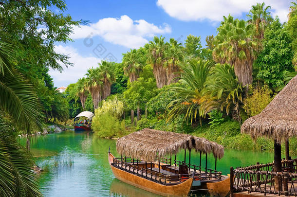 法属波利尼西亚河上的独木舟。