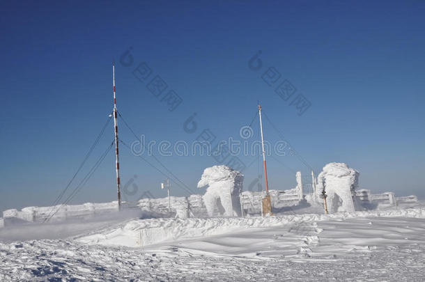 冰雪覆盖的气象站