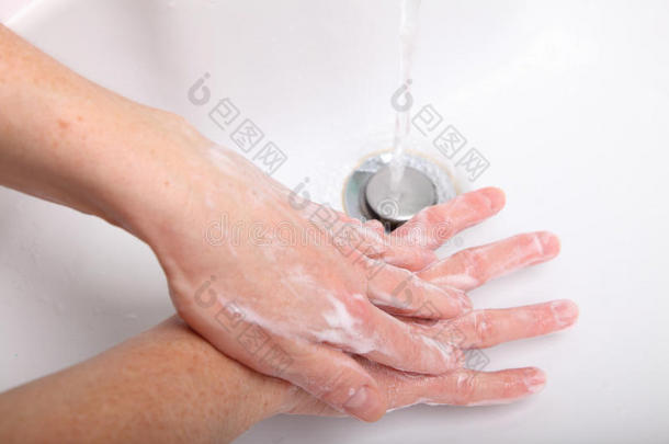女卫生间洗手