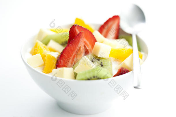 水果沙拉配大块水果和酸奶