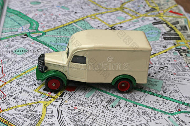 地图上的玩具卡车