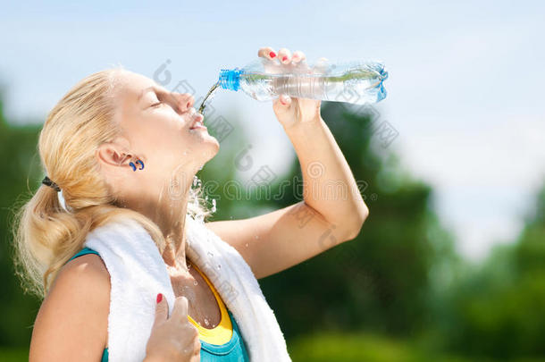 妇女运动后喝水