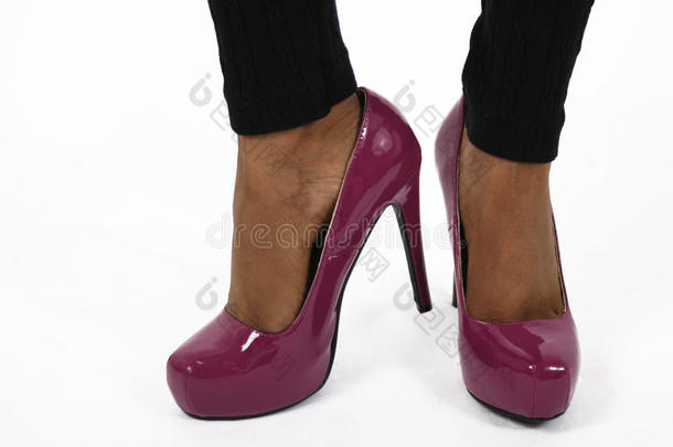 腿上的紫色鞋子