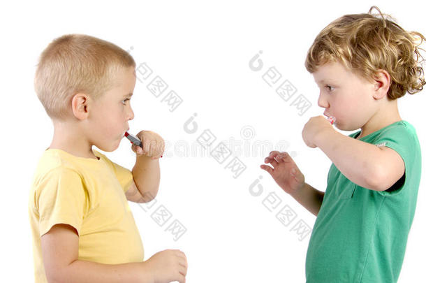 男孩子们刷牙
