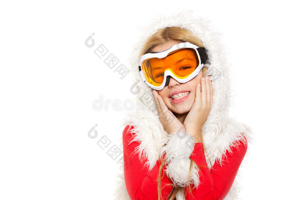戴着雪地冬日眼镜和白色皮毛的小女孩