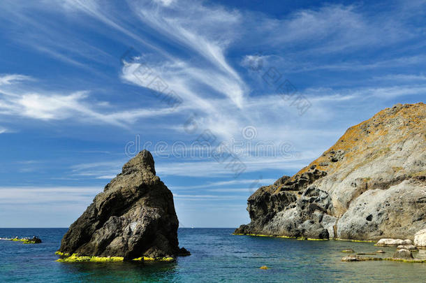 中午的岩石海岸