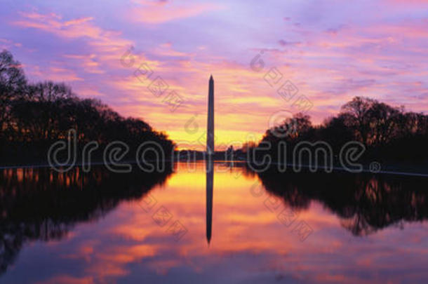 日出时的华盛顿纪念碑