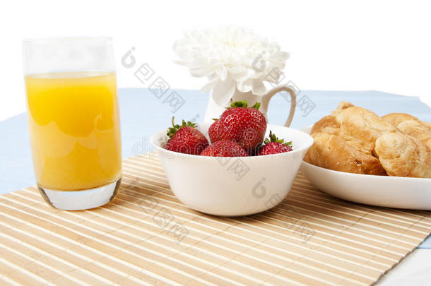 桌上摆着清淡的早餐花和浆果