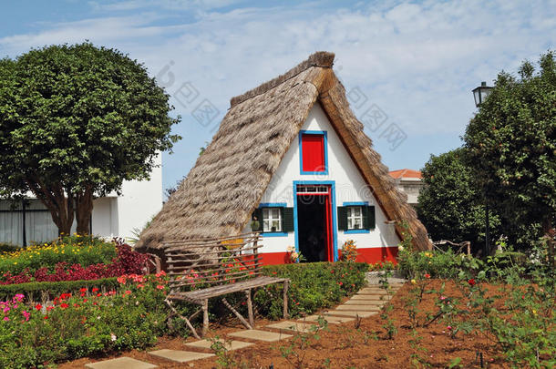 马迪拉岛上的古典三角小房子