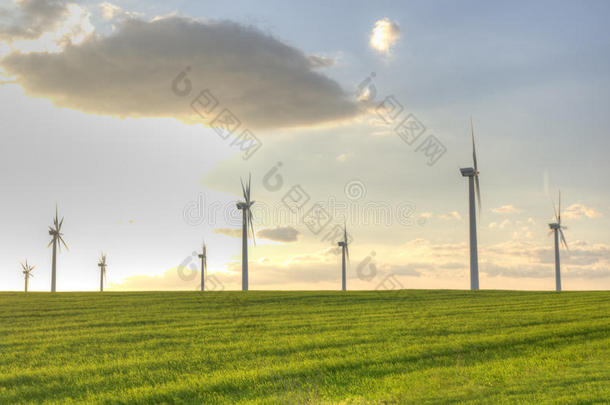 绿野中的风力涡轮机日落图片