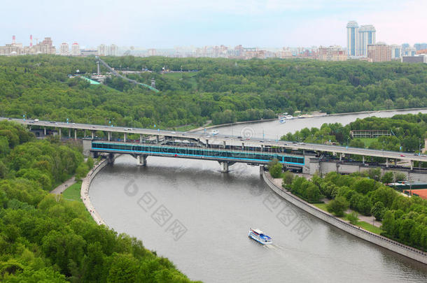 莫斯科河，卢<strong>日</strong>涅茨基大桥