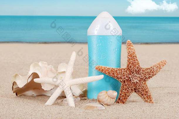 海滩上带贝壳的防晒乳液